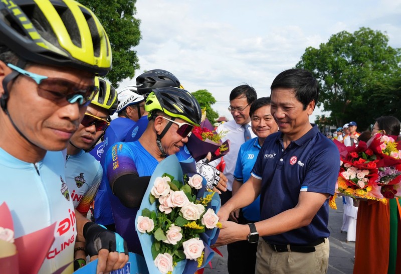 Quang Tri: Khoi tranh giai dua xe dap “Diem den hoa binh”