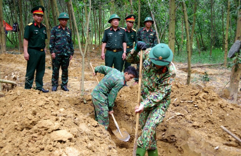 Cat boc 17 bo hai cot liet si cung nhieu di vat o Quang Tri