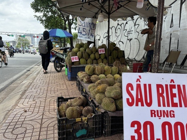 Thuc hu sau rieng 30.000 dong/trai ban day via he TPHCM-Hinh-2