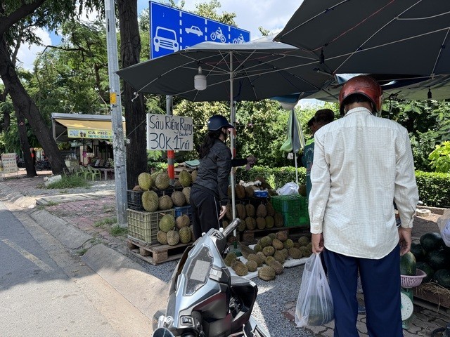 Thuc hu sau rieng 30.000 dong/trai ban day via he TPHCM