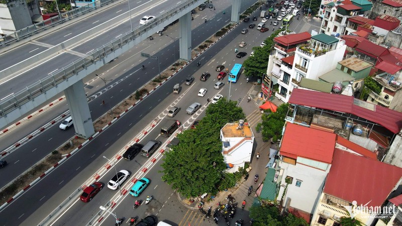 Doc la nha 4 mat tien nhu bung binh nam giua duong Ha Noi-Hinh-2