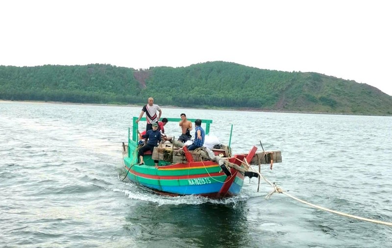 Chay vao bo tranh bao Yagi, tau ca bi song lon danh chim