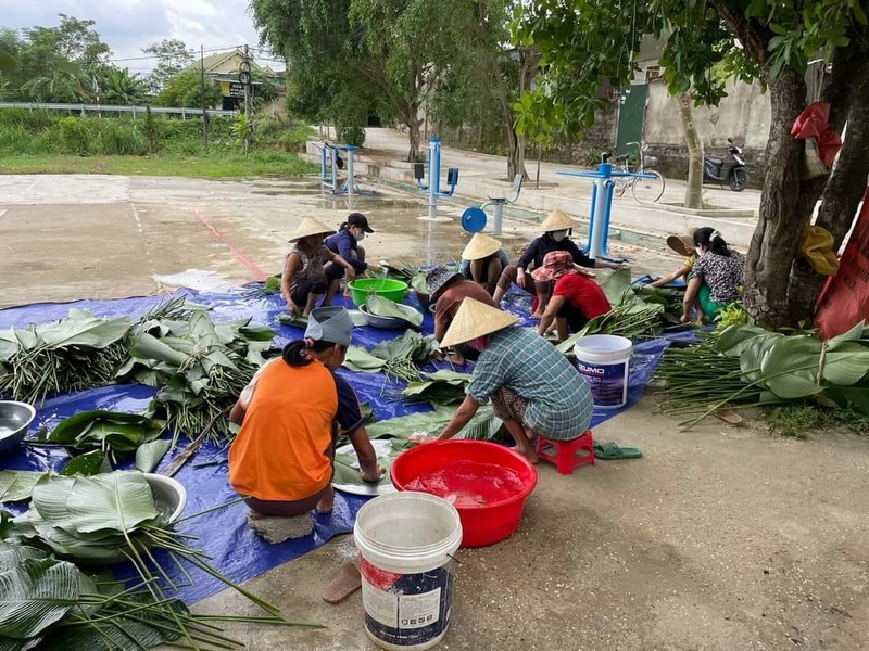 Nghe An: Xuyen dem nau banh gui dong bao vung lu mien Bac-Hinh-6