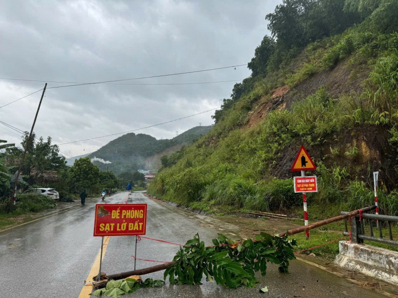 Nui nut toac, nhieu ho dan o Thanh Hoa phai di doi khan cap