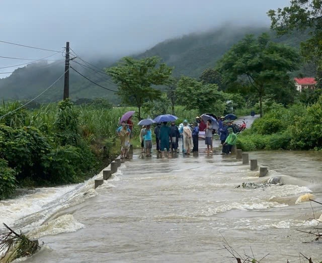 Thanh Hoa: Bang qua dap tran, nu cong nhan bi nuoc lu cuon troi