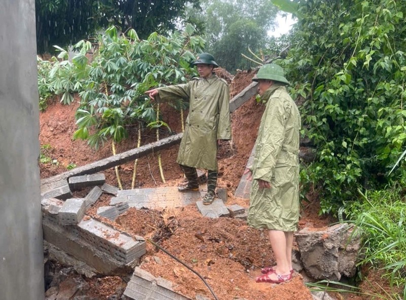 Quang Binh so tan hon 900 nguoi dan den noi an toan