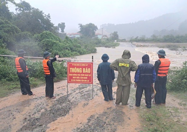 Quang Tri: Mua lon khien giao thong mien nui bi chia cat, te liet