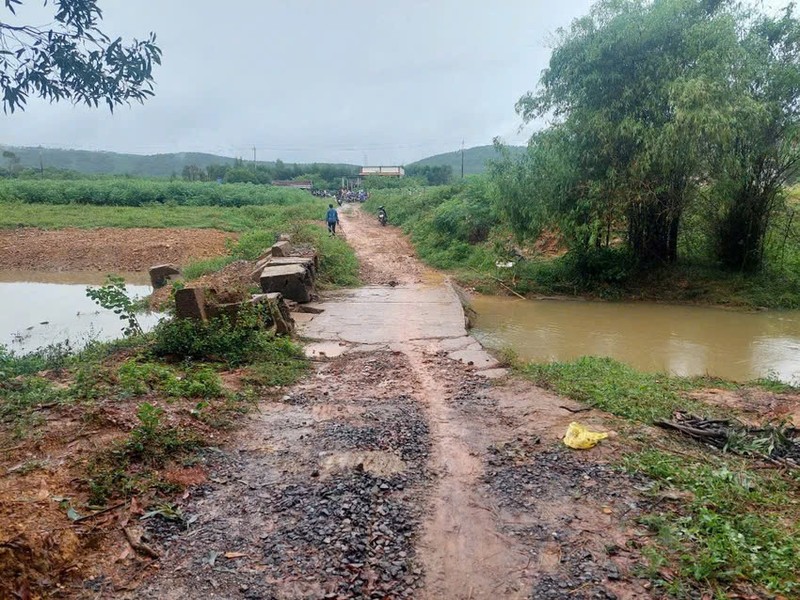 Roi xuong khe nuoc, mot hoc sinh o Quang Binh tu vong thuong tam