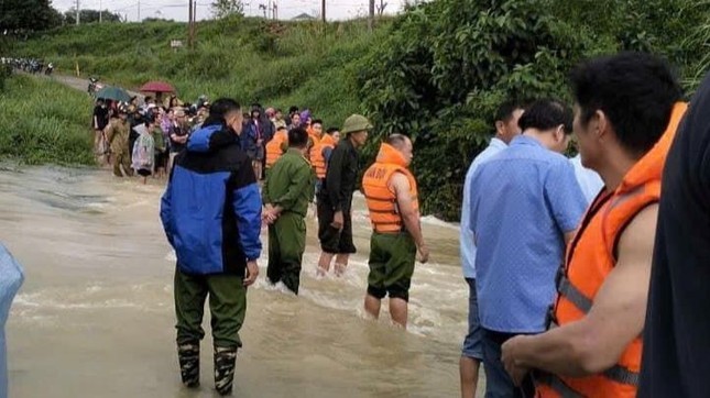 Thanh Hoa: Hai anh em bi nuoc lu cuon troi khi qua dap tran