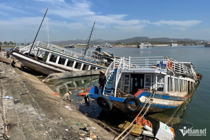 Tau du lich bi dam do bao duoc rao ban voi gia “dong nat”