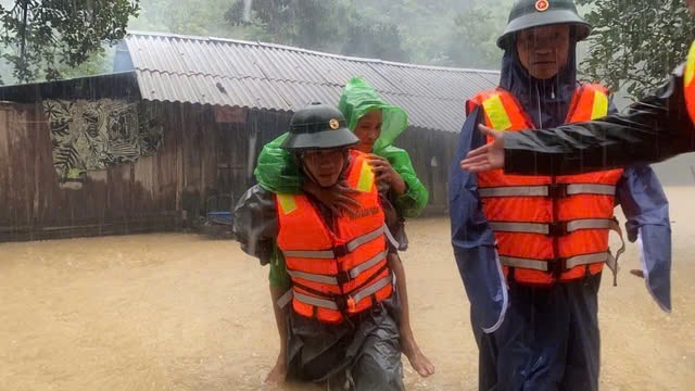 Di cuu ho, nam thanh nien o Quang Binh bi nuoc lu cuon troi