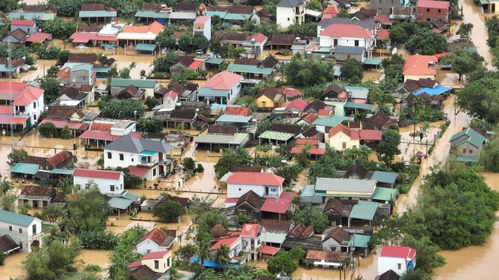 Lat do, nguoi dan ong o Quang Binh bi nuoc lu cuon troi