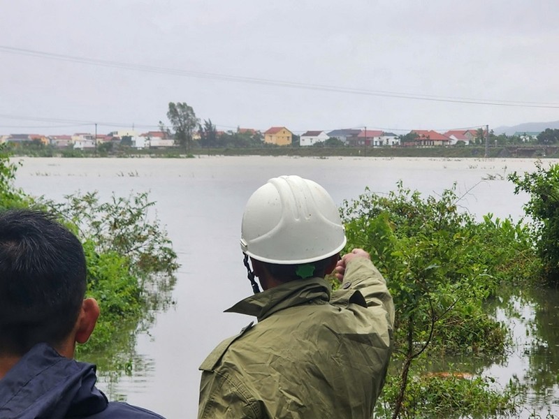 Quang Binh: Nguoi dan ong bi nuoc lu cuon troi khi di tha luoi