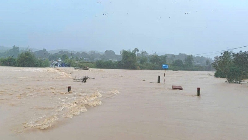 Ha Tinh: Mua lon gay ngap ung cuc bo, nhieu ho dap xa tran-Hinh-2