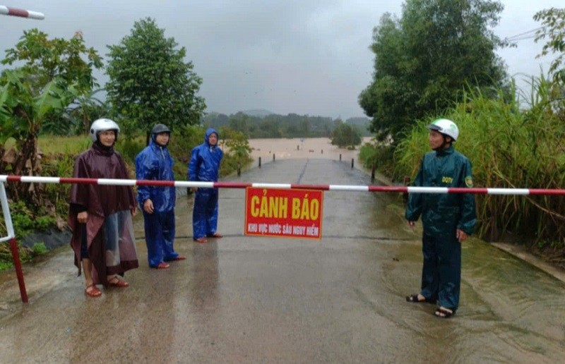 Ha Tinh: Mua lon gay ngap ung cuc bo, nhieu ho dap xa tran