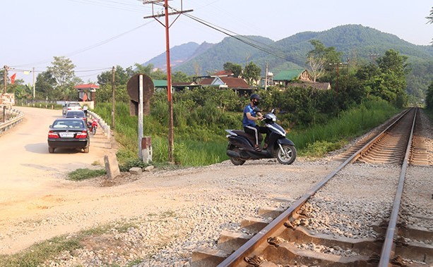 Bang qua duong sat, nguoi dan ong bi tau hoa tong tu vong