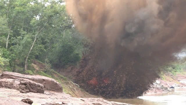 Di doi hon 140 ho dan de huy no qua bom nang 250kg