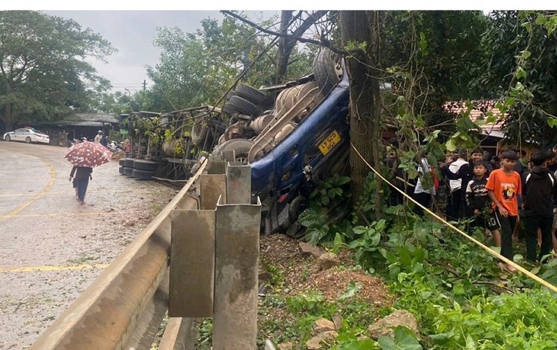 Xe container phoi bung ben duong, 2 nguoi bi thuong nang