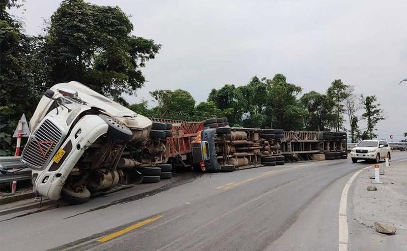 Ha Tinh: Hai xe container mat lai “phoi bung” tren Quoc lo 8A