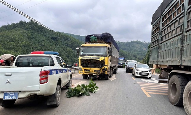 Xe may doi dau xe tai, 2 thanh nien tu vong tai cho