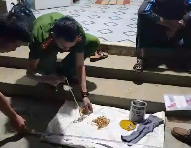Khởi tố đối tượng cướp tiệm vàng ở Lâm Đồng - Hình 2 Khoi to doi tuong cuop tiem vang o Lam Dong-Hinh-2
