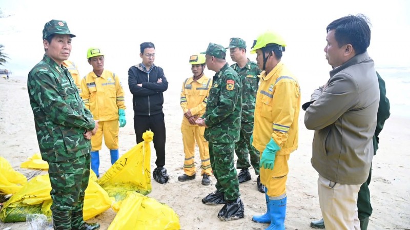 Hon 30 tan dau von cuc troi dat vao bo bien thanh pho Hue-Hinh-2