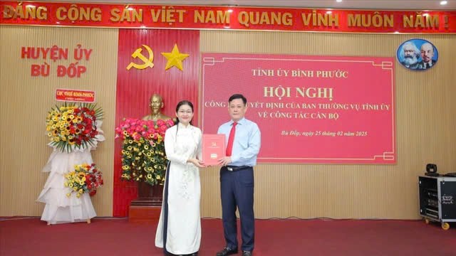 Dieu dong Chanh Van phong Tinh uy Binh Phuoc lam Bi thu huyen