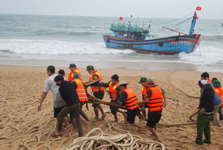 Phu Yen: Dua 11 ngu dan gap nan tren bien vao bo an toan