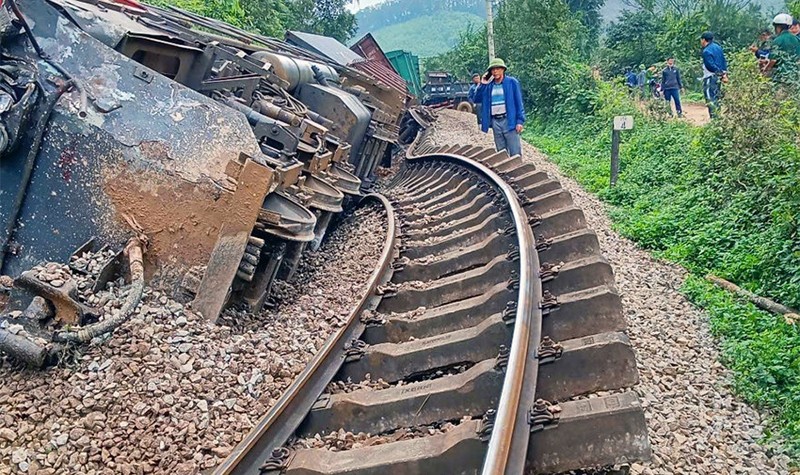 Tau hoa va cham xe tai, duong sat qua Ha Tinh bi te liet