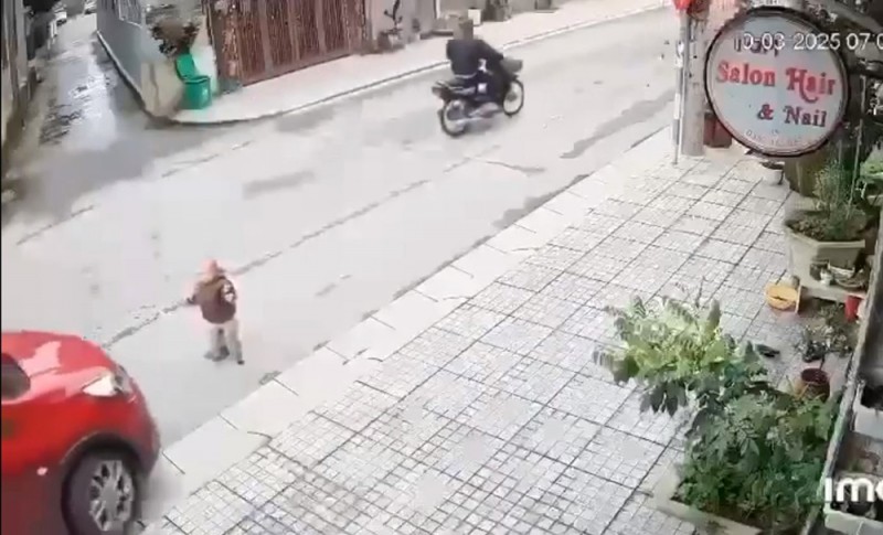 Vụ bé trai bị ô tô cán tử vong: Đình chỉ cơ sở giữ trẻ - Hình 2 Vu be trai bi o to can tu vong: Dinh chi co so giu tre-Hinh-2