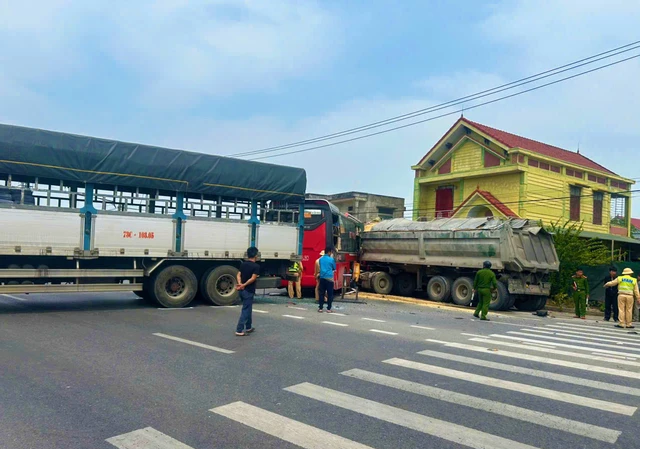 Tai nan lien hoan tren quoc lo 1A, nhieu nguoi nhap vien cap cuu