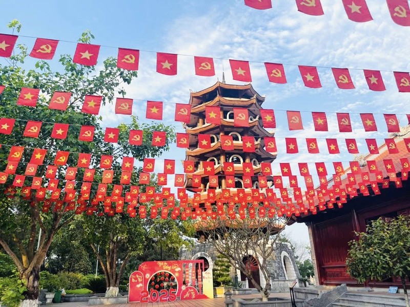 Nga ba Dong Loc ruc ro co hoa chao mung Dai le 30/4-Hinh-2