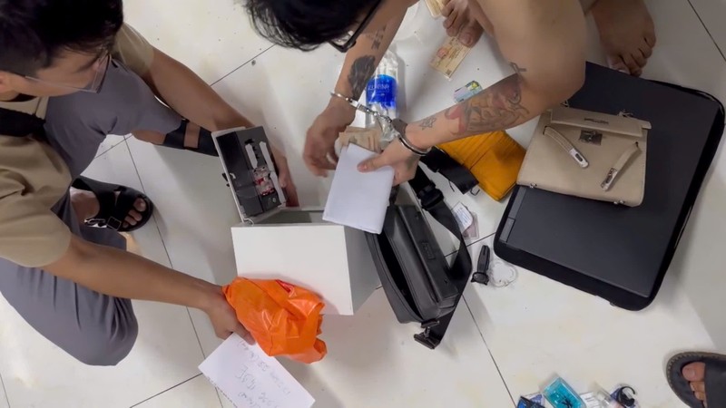 Bắt giữ đối tượng lừa đảo hàng tỷ đồng qua mạng xã hội - Hình 2 Bat giu doi tuong lua dao hang ty dong qua mang xa hoi-Hinh-2