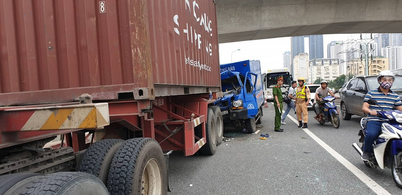 Xe thu bao bien dang khong tuong sau khi dam vao duoi xe container-Hinh-3