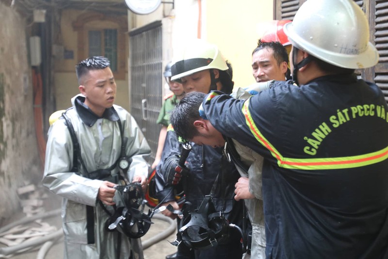 Ha Noi: Chay nha trong ngo, doi cuu ho kho tiep can hien truong-Hinh-7