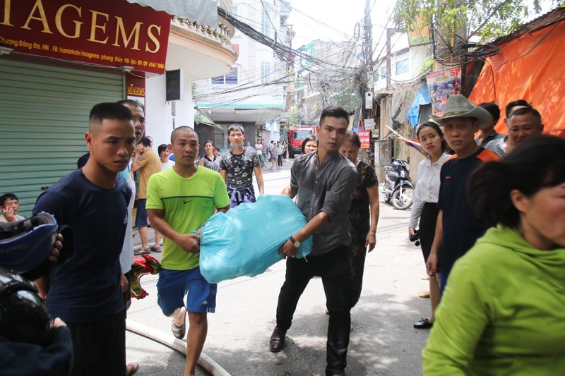 Ha Noi: Chay nha trong ngo, doi cuu ho kho tiep can hien truong