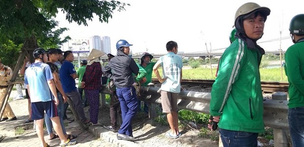 Ha Noi: Nguoi dan ong tu vong vi vuot duong sat