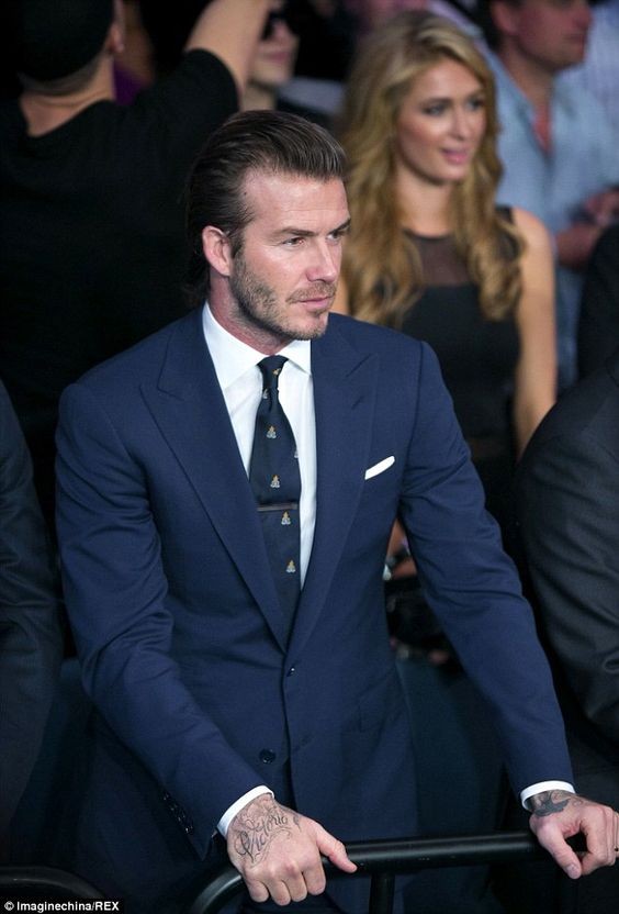 Vi sao David Beckham thuong khong cai cuc cuoi bo suit?