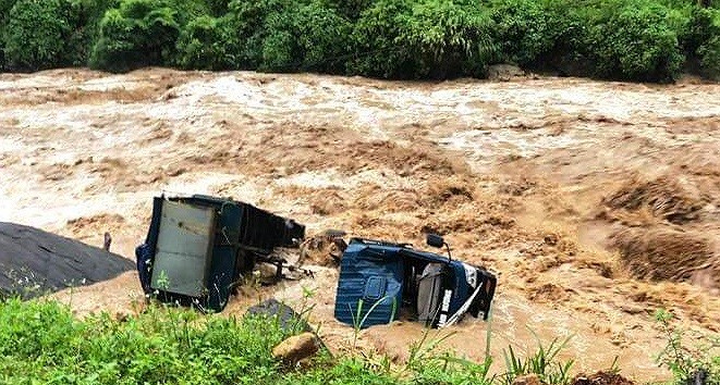 Yen Bai: Mua lu un un, nhan chim o to, cuon troi cau tam-Hinh-2