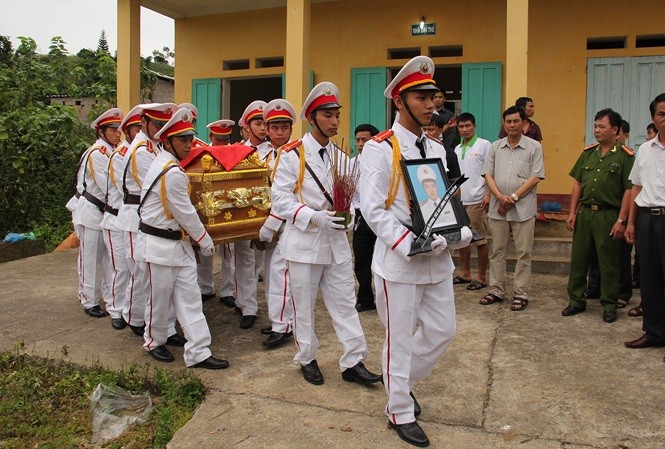 Bat ma tuy, chong lu lut, khong it chien si da nga xuong, cac anh la ai?-Hinh-16