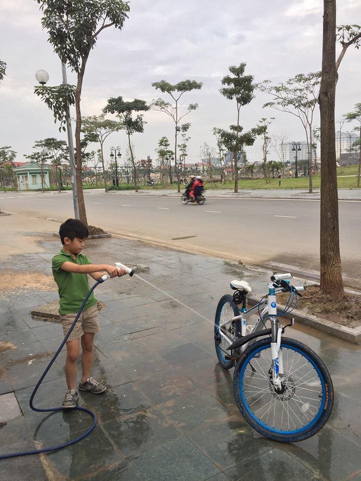 Hoc sinh bi bo quen tren xe, be trai Ha Noi bat ngo song sot-Hinh-5