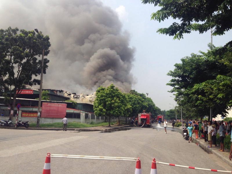 Chay nha xuong sat Aeon Mall Long Bien: Hon 1.000m2 kho hang bi thieu rui