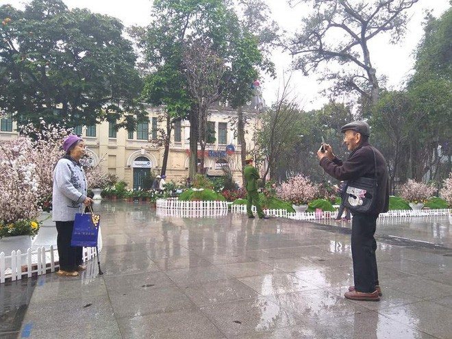 “Tan chay” voi khoanh khac cu ong nam tay cu ba tren pho-Hinh-2