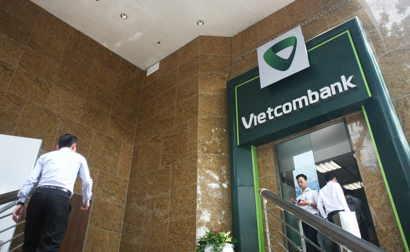 Vietcombank len tieng vu tien trong TK khach hang bong dung 