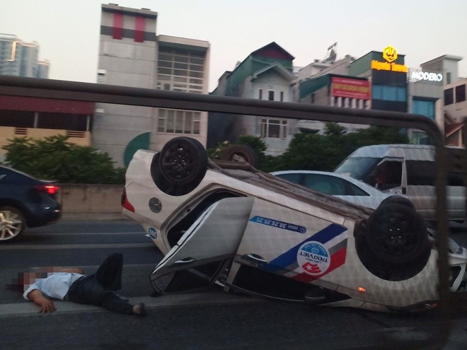 Duong tren cao un tac keo dai vi xe taxi mat lai lat ngua