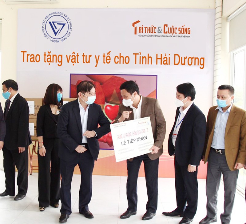 COVID-19: Chu tich VUSTA Phan Xuan Dung trao tang tinh Hai Duong vat tu y te-Hinh-4