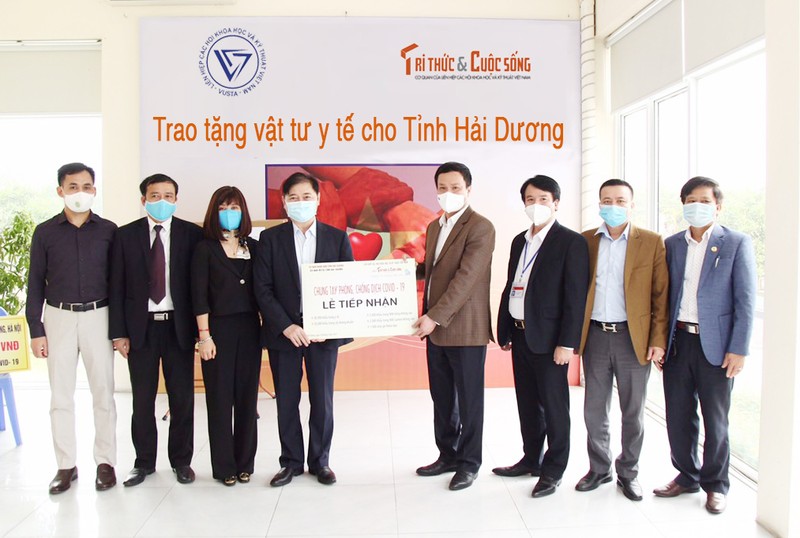 COVID-19: Chu tich VUSTA Phan Xuan Dung trao tang tinh Hai Duong vat tu y te