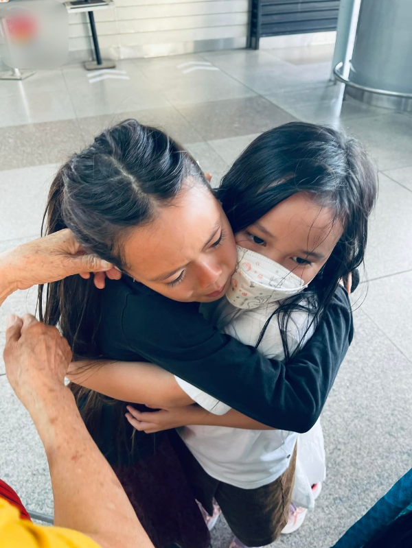 Doan Trang va con gai bat khoc nuc no khi chia tay gia dinh ve Singapore