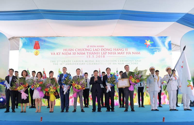 FrieslandCampina Ha Nam duoc trao Huan chuong Lao dong hang Nhi