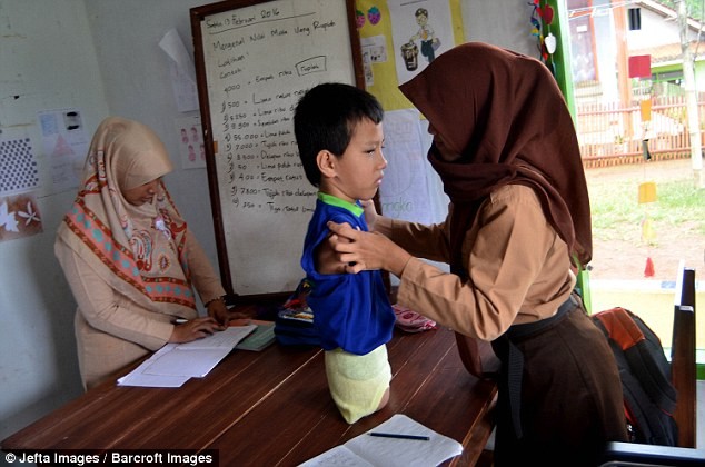 Ne phuc cau be khong chan tay viet chu bang mieng-Hinh-5